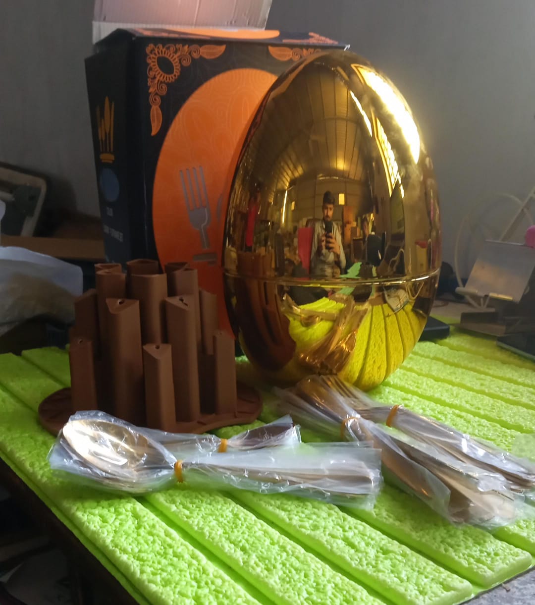 10010 Premium Cutlery Set 24 Pcs With Oval Shaped Stand Beautiful Stylish Oval Designed Cutlery Sets Egg-shaped Luxury Spoon Holder Set (Golden 24 Pcs Set)