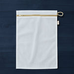 Close-up of the auto-lock zipper on the mesh laundry bag.
