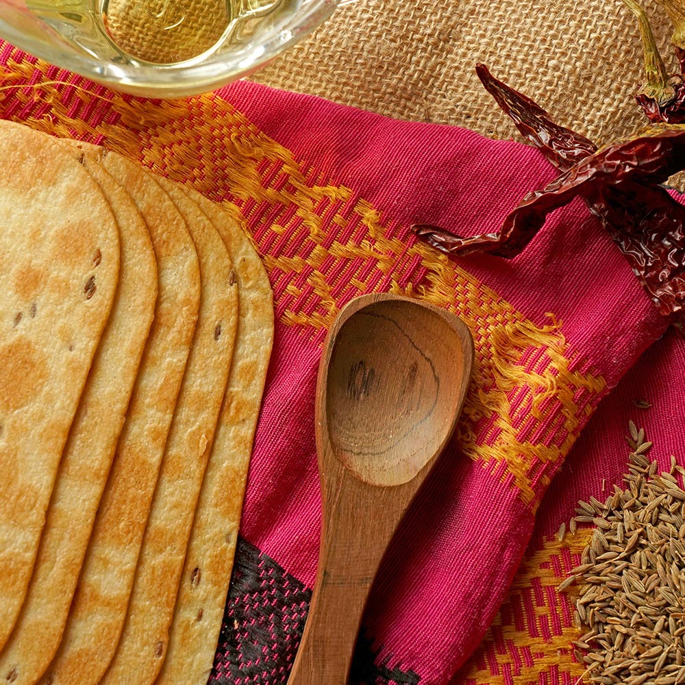 Close-up of Maniarr's crispy Ragi Diet Thins, highlighting their texture.